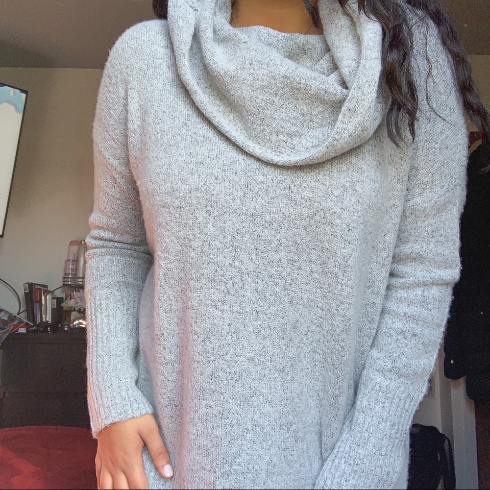 GREY SWEATER